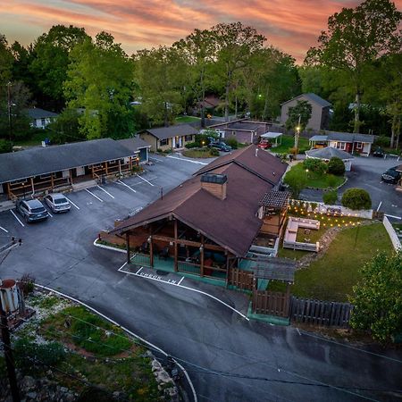 Cedarwood Inn เฮนเดอร์สันวิลล์ ภายนอก รูปภาพ
