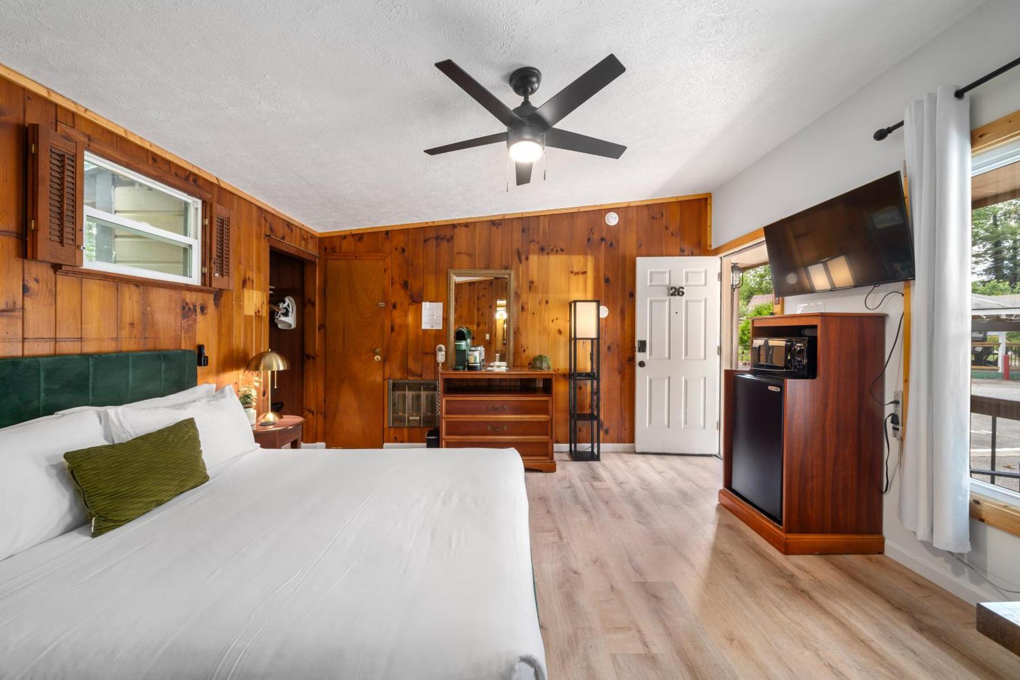 Cedarwood Inn เฮนเดอร์สันวิลล์ ภายนอก รูปภาพ