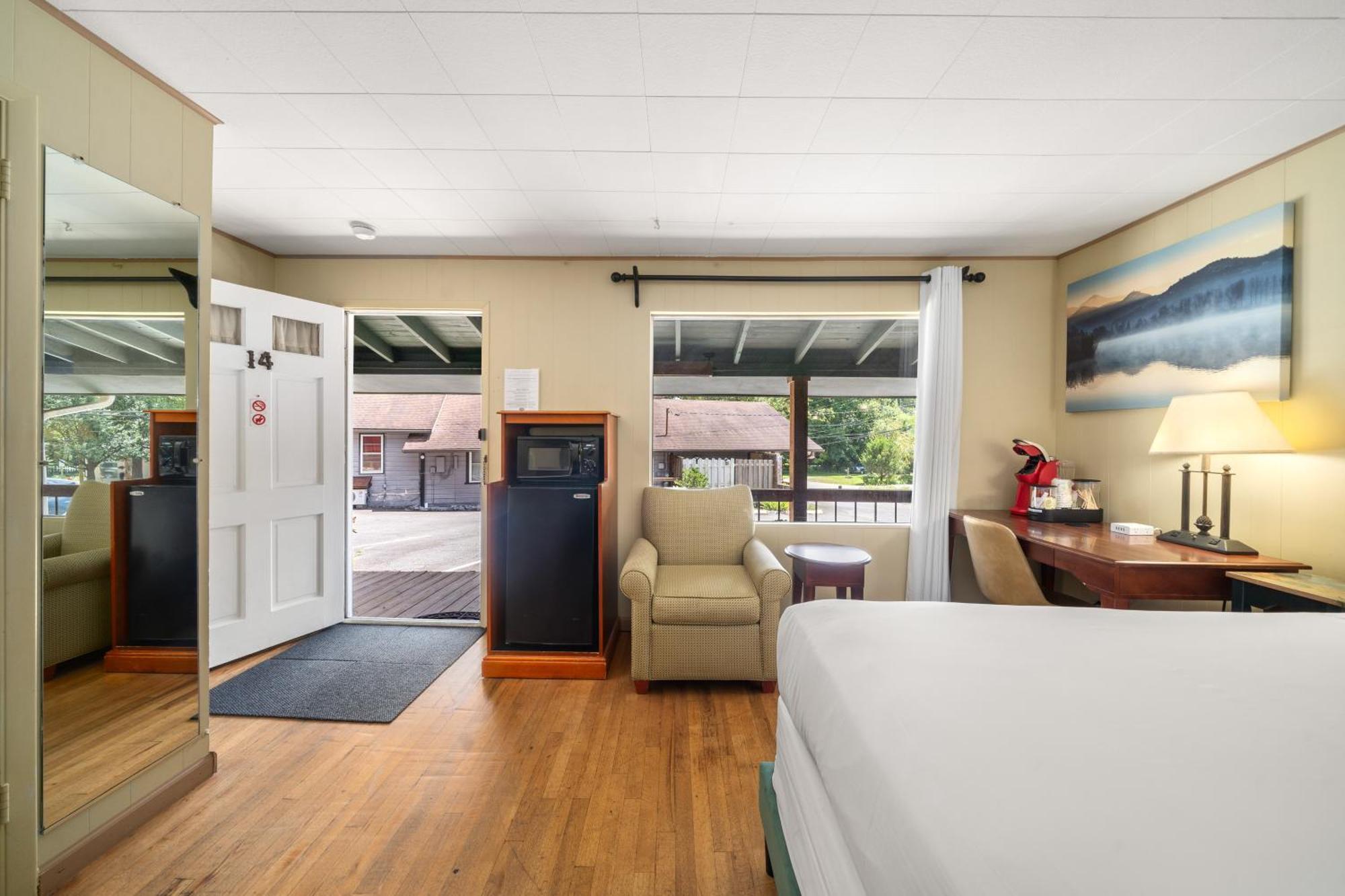 Cedarwood Inn เฮนเดอร์สันวิลล์ ภายนอก รูปภาพ