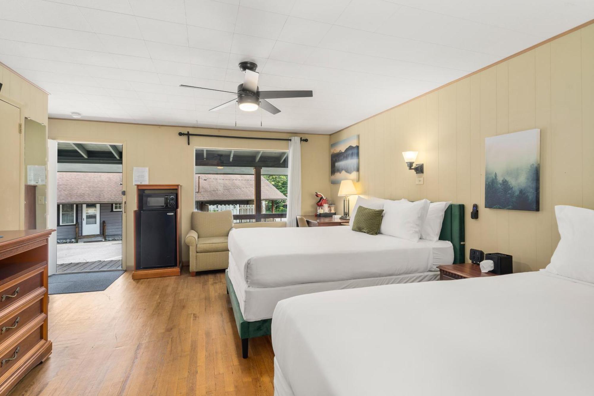 Cedarwood Inn เฮนเดอร์สันวิลล์ ภายนอก รูปภาพ