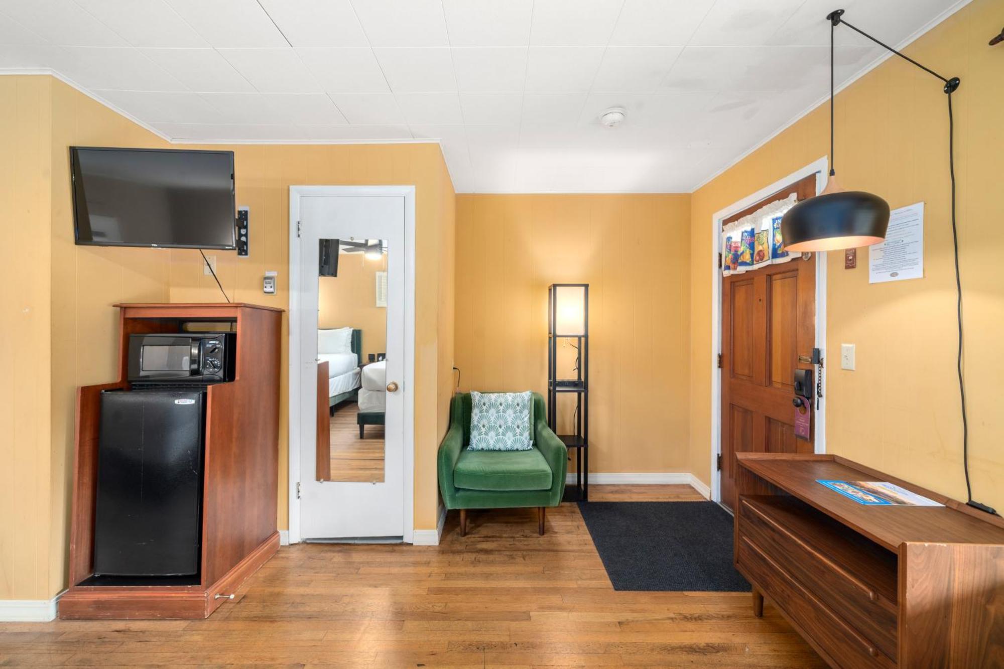 Cedarwood Inn เฮนเดอร์สันวิลล์ ภายนอก รูปภาพ